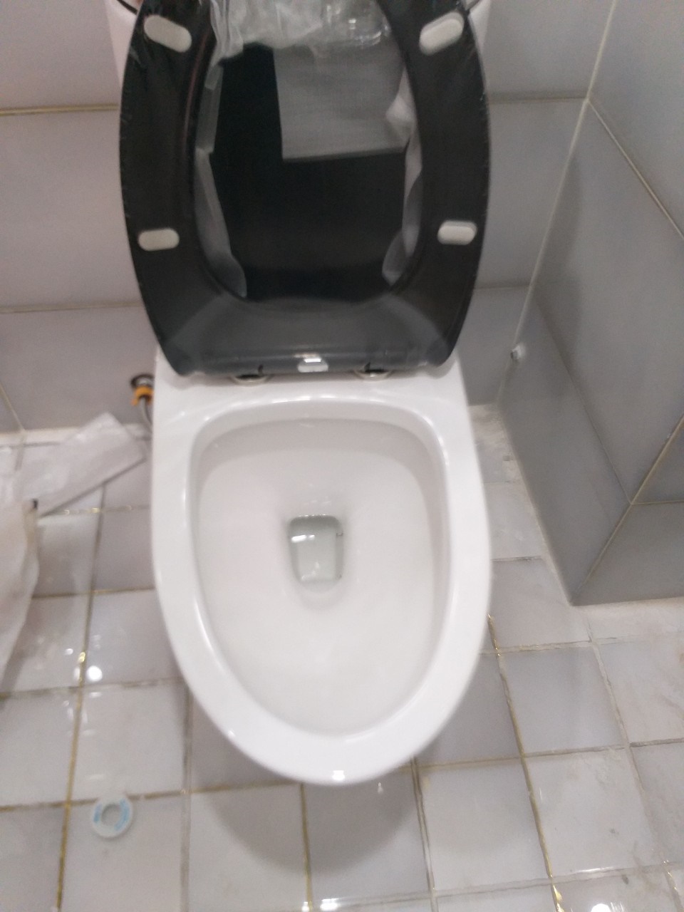 Bồn Cầu Liền Khối ARIGATO AG 010 Vân Đen Chính Hãng