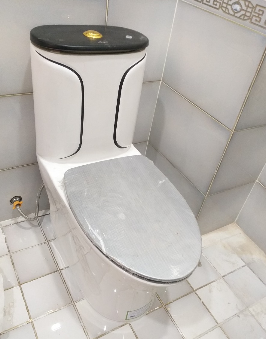 Bồn Cầu Liền Khối ARIGATO AG 010 Vân Đen Chính Hãng